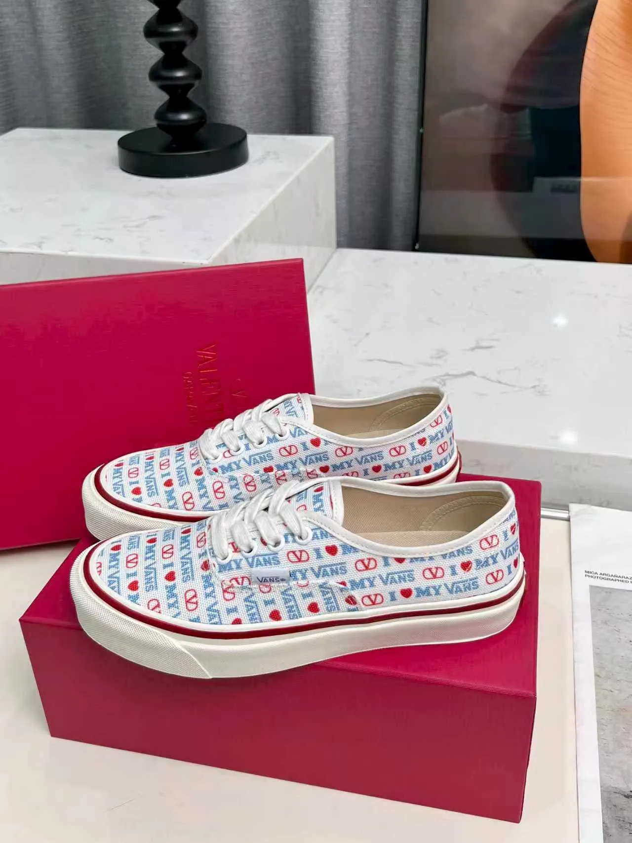 [Valentino Giving classic shoes a personality that spans the ages. Many celebrities - Jolin Tsai. Yang Zi. Liu Wen. Ma Baiquan. Choi Soobin. freen. Song Zuer. JJ Lin. zel. Cecilia Cheung. shark. Xin Yunlai...same style.
